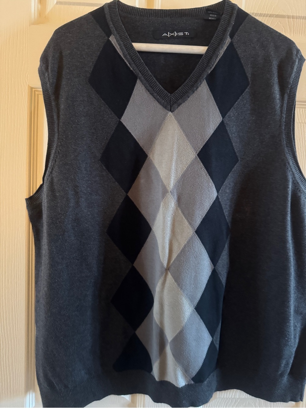 Axist Men's Charcoal Gray Argyle V-Neck Sweater Vest
